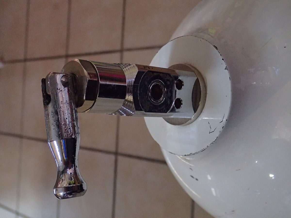 The valve of a medical oxygen cylinder